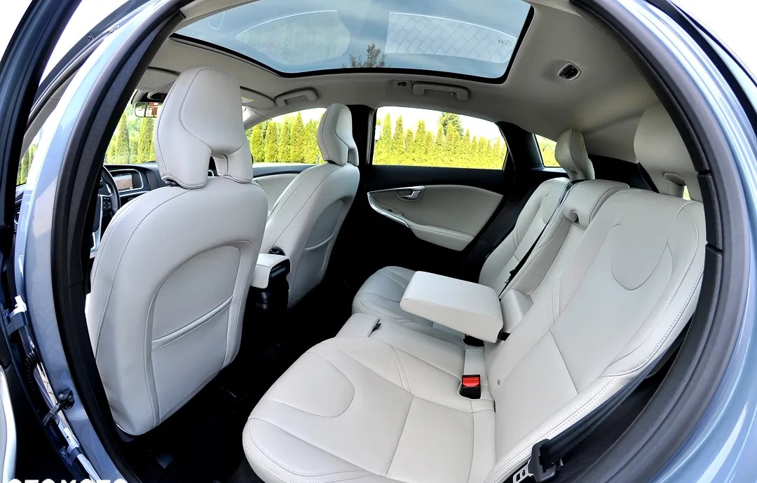 Volvo V40 cena 56900 przebieg: 189000, rok produkcji 2018 z Płock małe 704